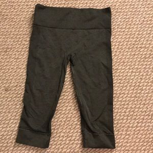 Lululemon crops army green